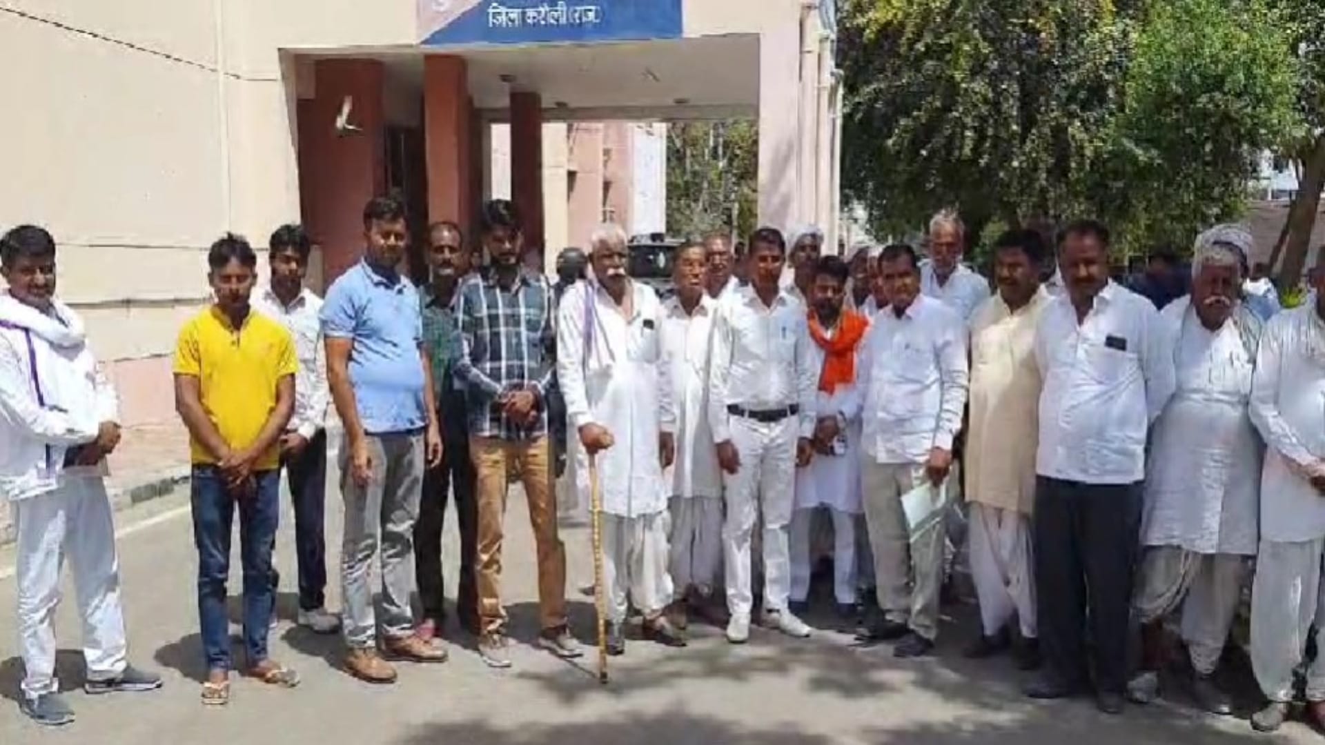 हत्यारोपियों की गिरफ्तारी के लिए एसपी को ज्ञापन सौंपने पहुंचे ग्रामीण