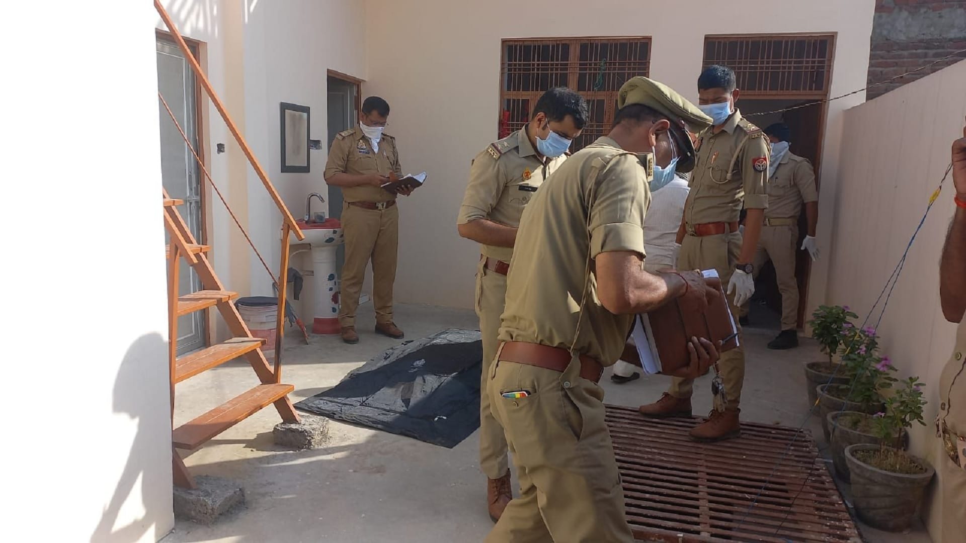 POP artisan killed wife and two children in Lucknow see Photos