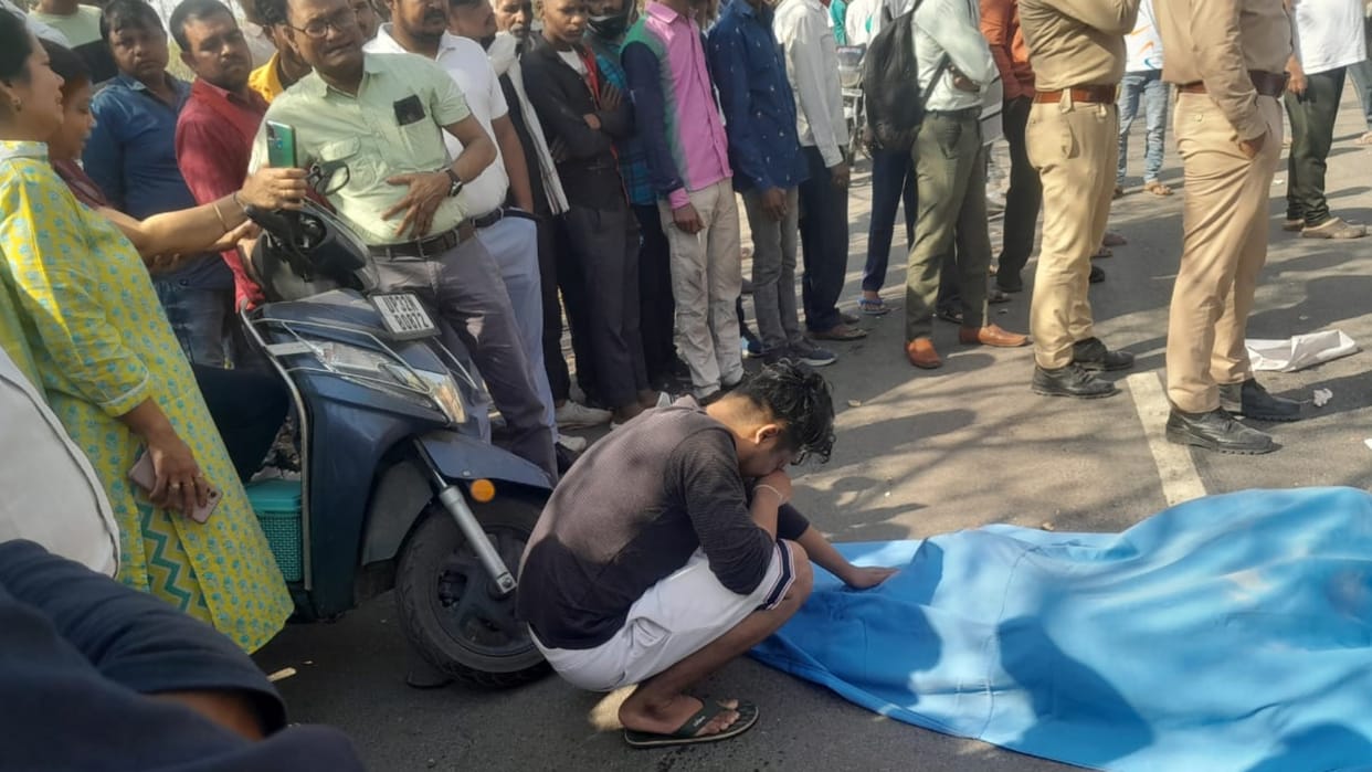 A truck trampled a doctor in Madiyaon in Lucknow.