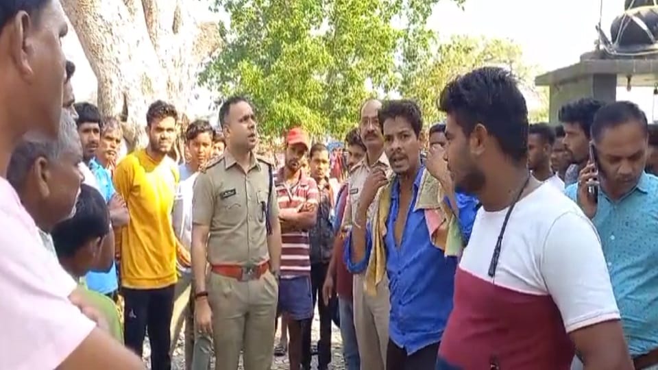 मौके पर पहुंची पुलिस जांच पड़ताल में जुटी