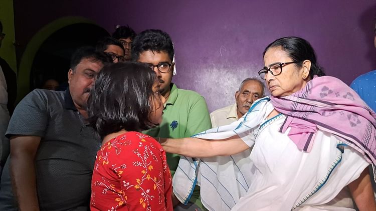 জলপাইগুড়ি ঝড়: গভীর রাতে জলপাইগুড়ি পৌঁছে ক্ষতিগ্রস্তদের সঙ্গে দেখা করলেন মুখ্যমন্ত্রী মমতা; সরকারের পক্ষ থেকে সাহায্যের আশ্বাস জলপাইগুড়ি ঝড়: গভীর রাতে জলপাইগুড়ি পৌঁছে ক্ষতিগ্রস্তদের সঙ্গে দেখা করলেন মুখ্যমন্ত্রী মমতা; সরকারের পক্ষ থেকে সাহায্যের আশ্বাস