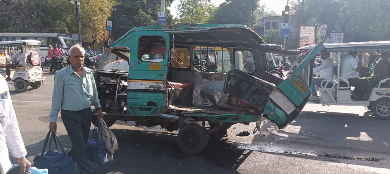 Lucknow: Truck hits tempo, two killed, ten injured, brother and sister killed in another accident