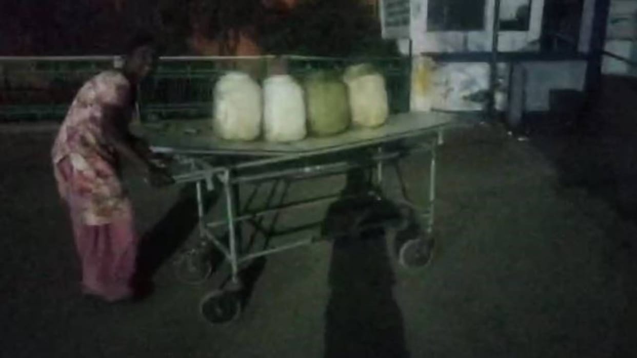 Satna News Water containers are being carried on stretchers patients are not getting any