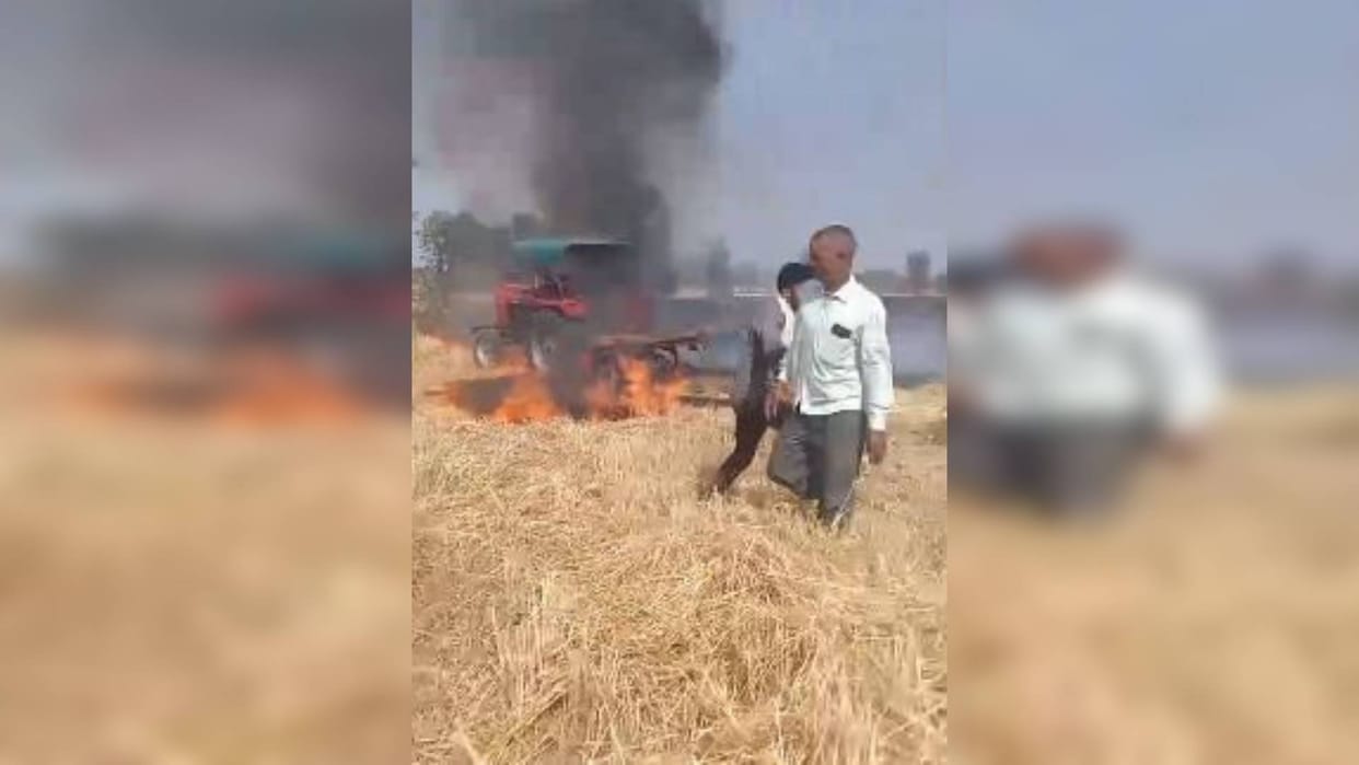 Tikamgarh News Fire broke out in Narvai parked in Kanti village tractor burnt
