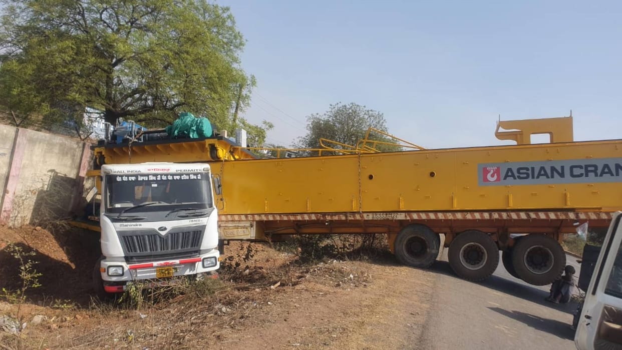 Damoh News 18 wheeler trolley goes off the road on Damoh-Jabalpur highway