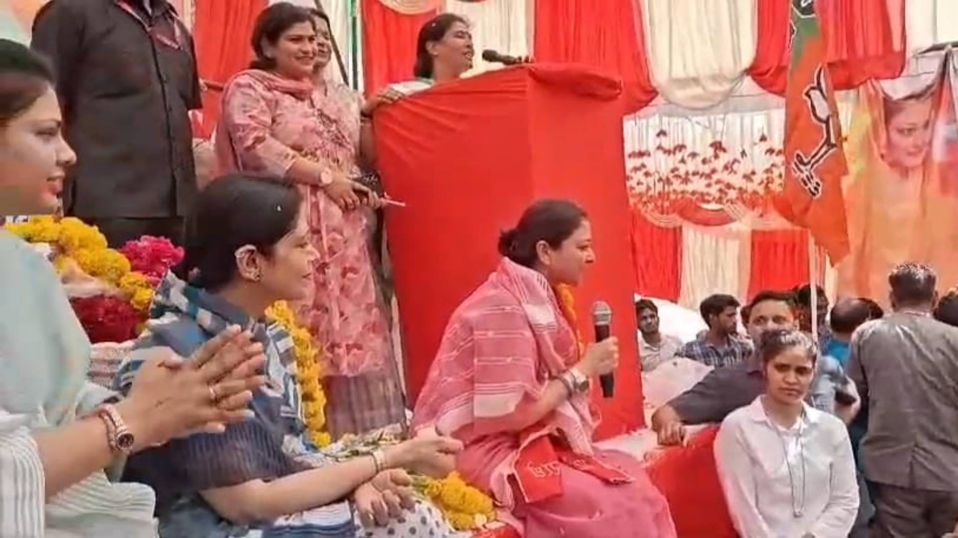प्रियदर्शिनी राजे पति ज्योतिरादित्य के लिए मांग रहीं वोट