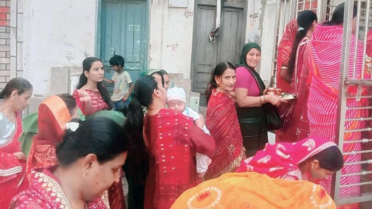 Ujjain Shitala Mata Temple Women gathered in temple offered cold dishes in worship