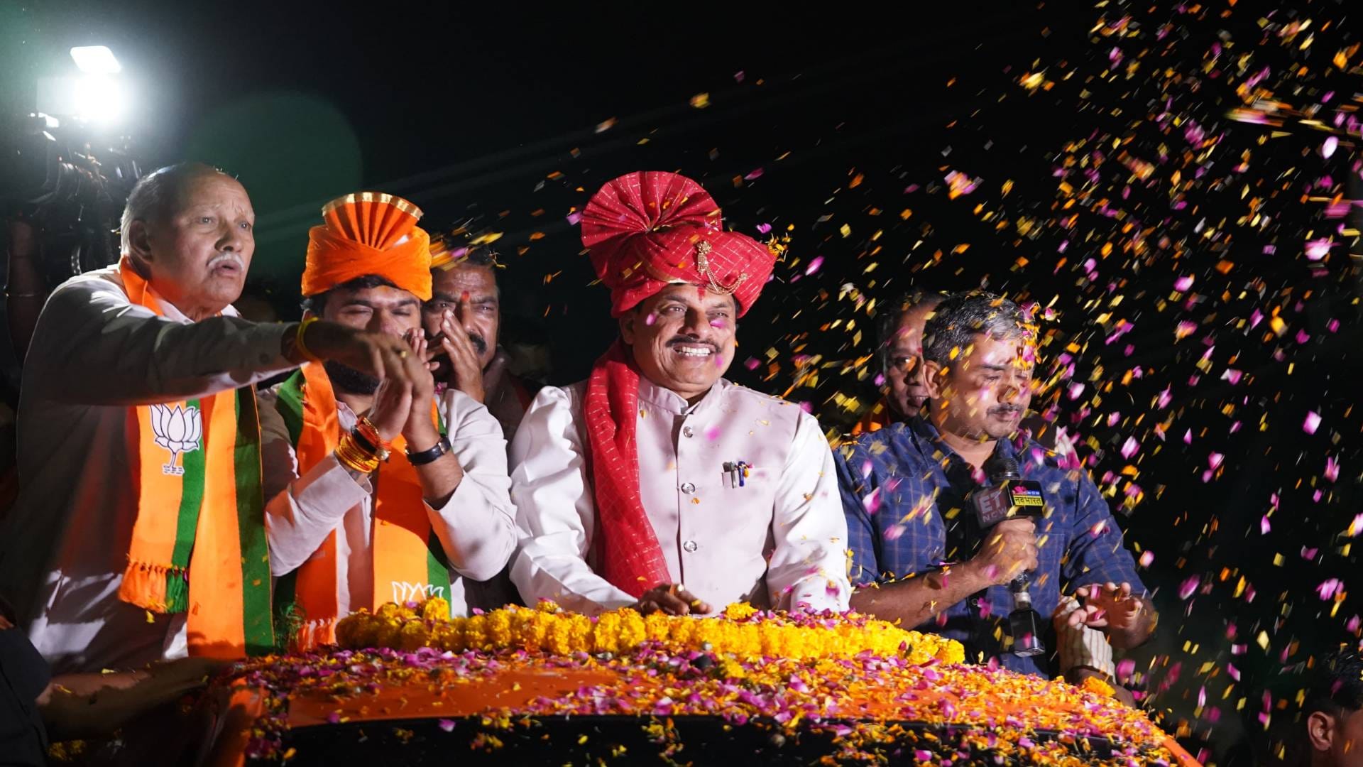 सीएम मोहन यादव रोड शो करते हुए