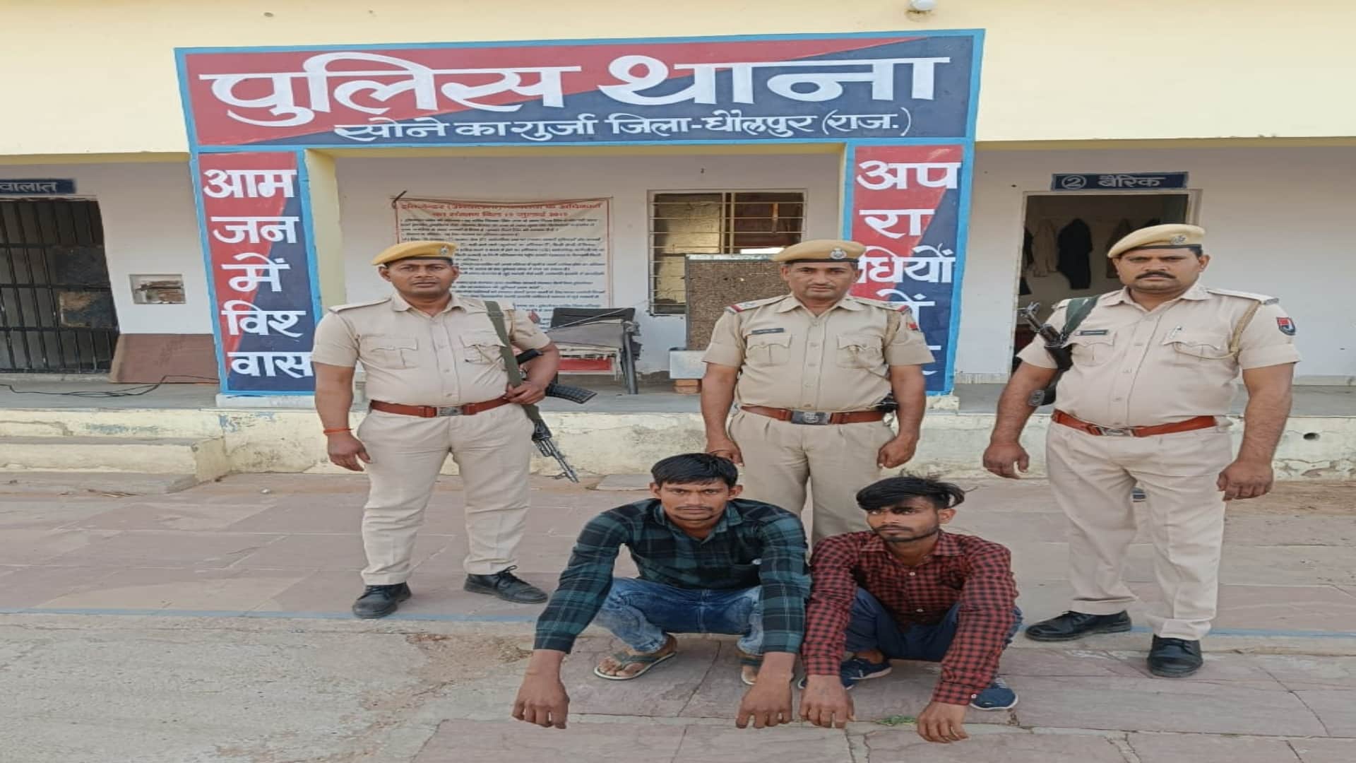 पकड़े गए इनामी बदमाश