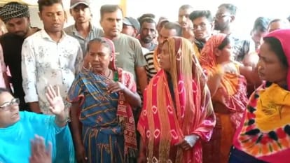 Munger News: सफाई कर्मी को पीटने पर नगर आयुक्त ने लिया एक्शन, अवैध मकान पर चलवाया बुलडोजर Municipal commissioner took action on beating of sanitation worker