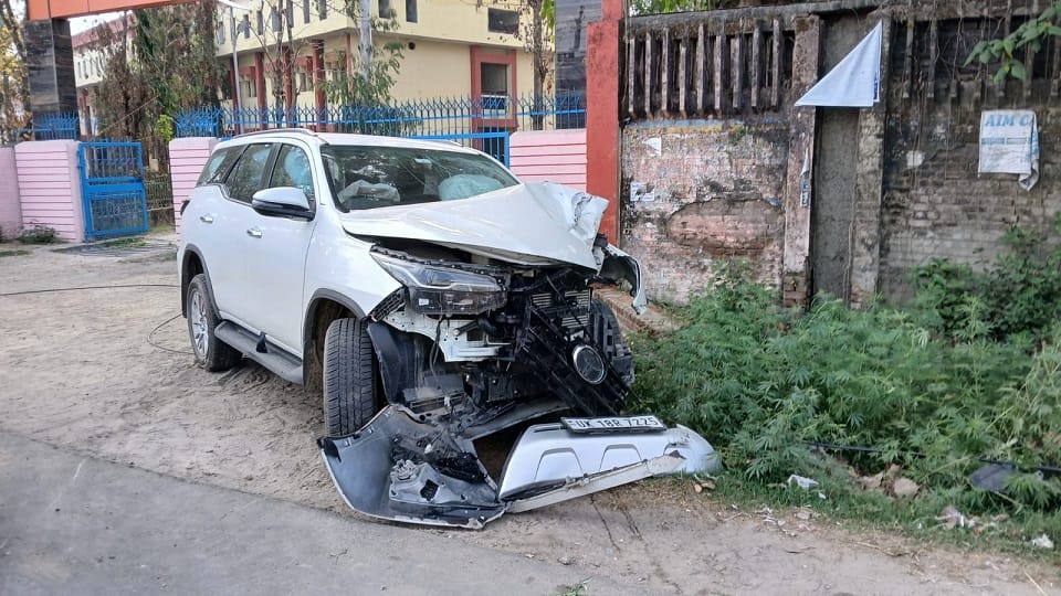Uncontrolled car collides with 11 thousand line electricity pole in kashipur