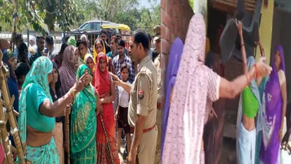 Women create ruckus and vandalize country liquor shops in Agra