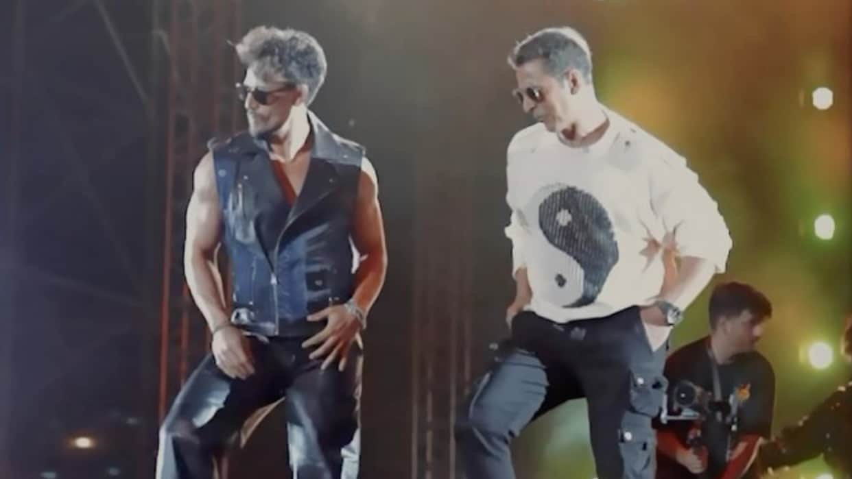 Bade Miyaan Chote Miyaan stars Akshay Kumar Tiger Shroff made a surprise appearance at Vishal Mishra concert