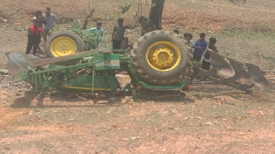 ट्रैक्टर पलटने से युवक की मौत