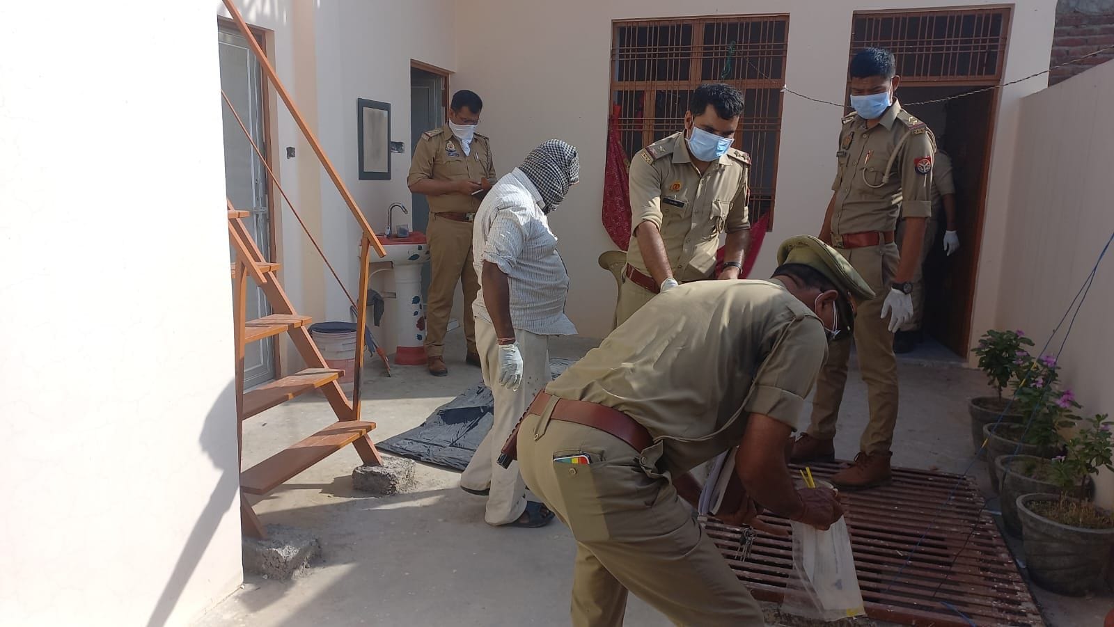 POP artisan killed wife and two children in Lucknow see Photos