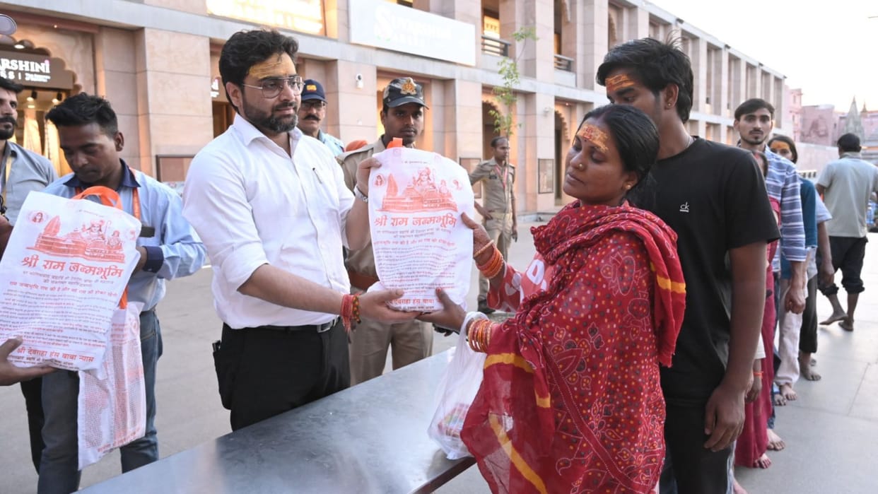 Devotees got Prasad of Ram Janmabhoomi in kashi vishwanath temple