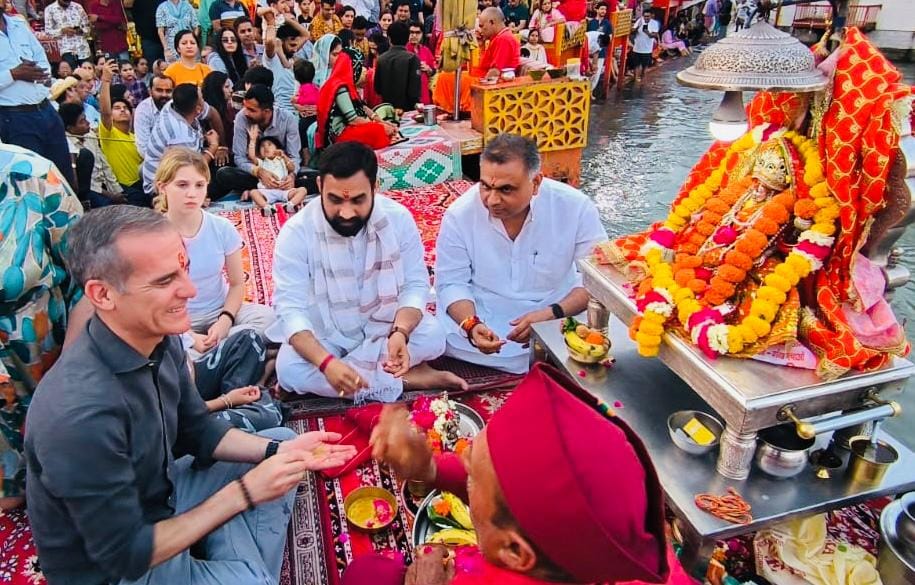 American Rajdoot Eric Grassetti reach Haridwar with his family perform Ganga puja and aarti at Har Ki Pauri