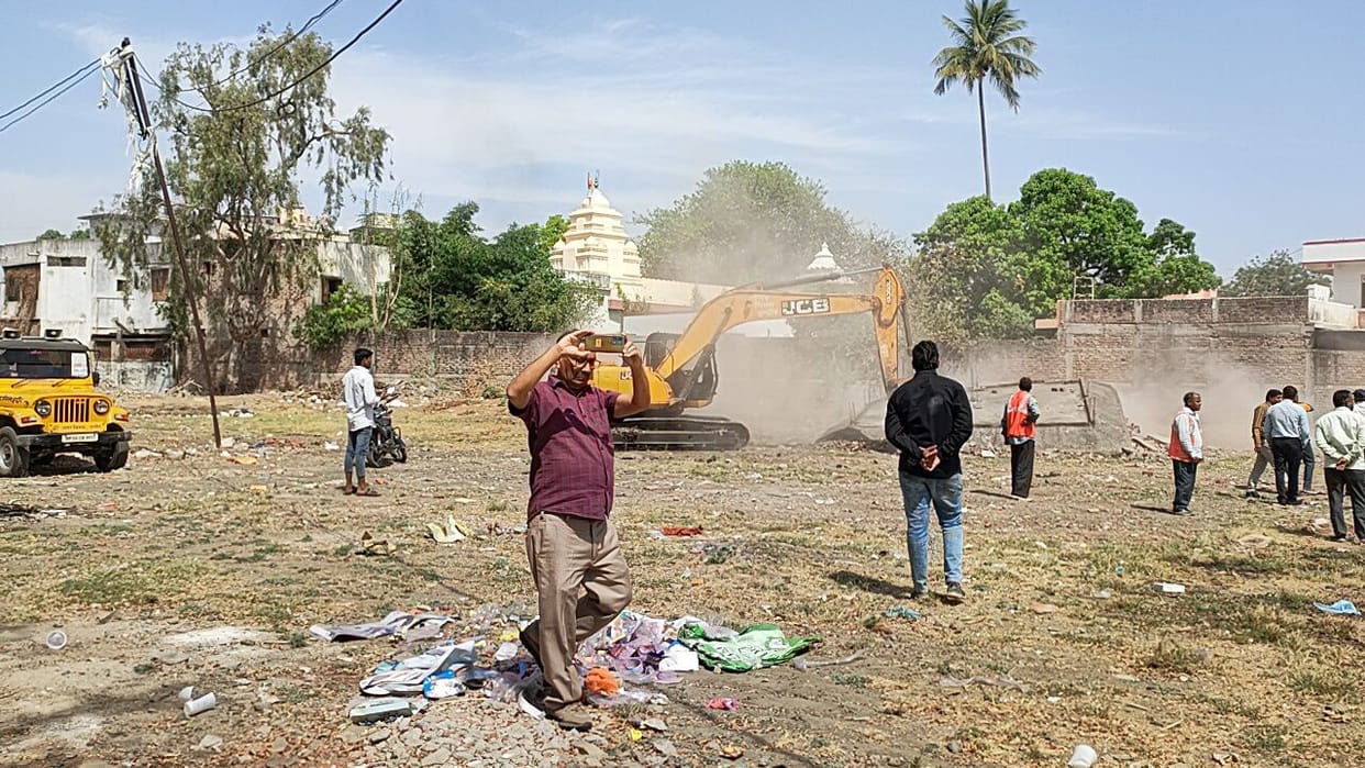 Indore News: Major action against land mafia in Indore, government land worth Rs 400 crore freed from encroach