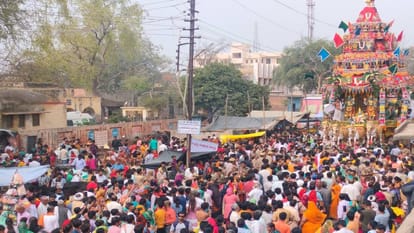 Crowd of devotees gathered in Vrindavan to see chariot of Lord Godarangmannar