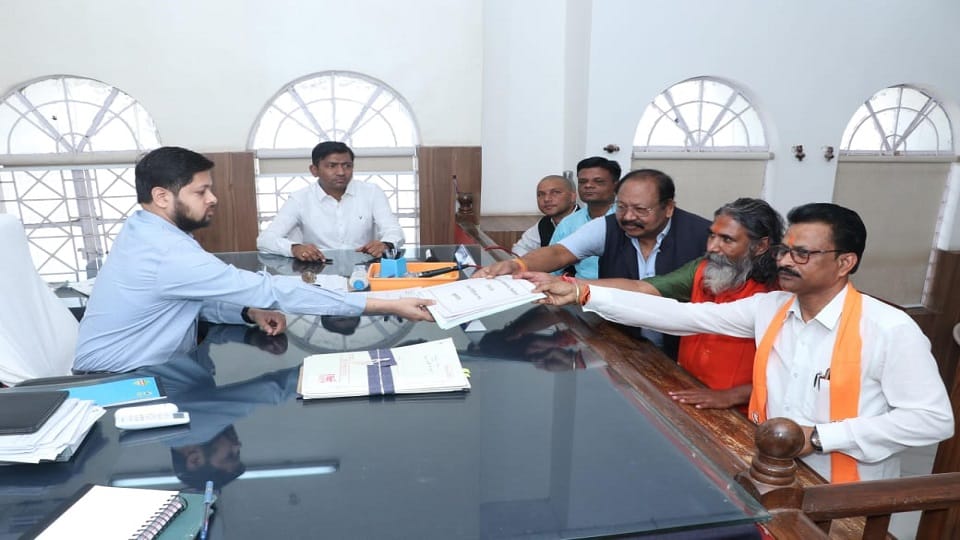 भोजराज नाग ने किया नामांकन