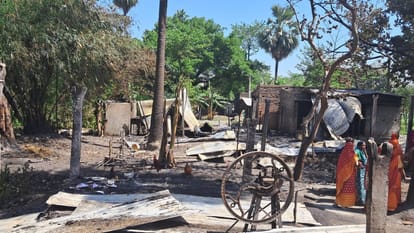 Bihar: An infant girl died due to scorching in fire in Muzaffarpur, a dozen houses also got burnt