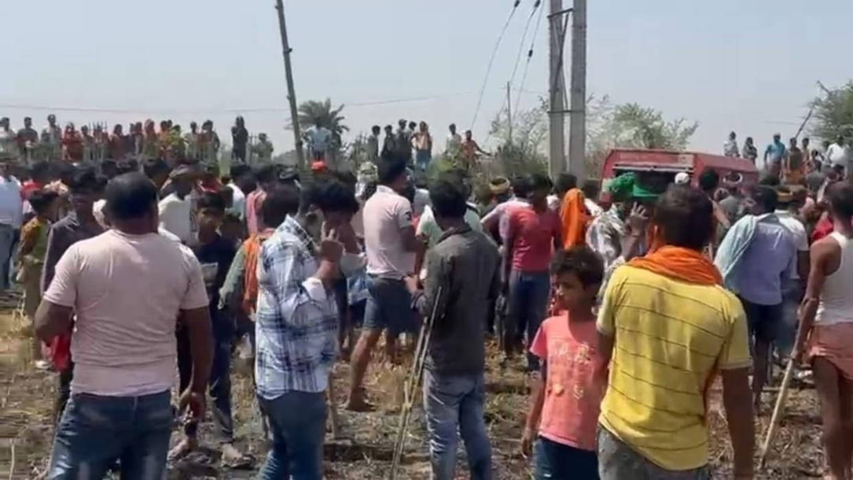 Bihar: Fire broke out in several acres of wheat crop in Vaishali, victimized farmers were seen running
