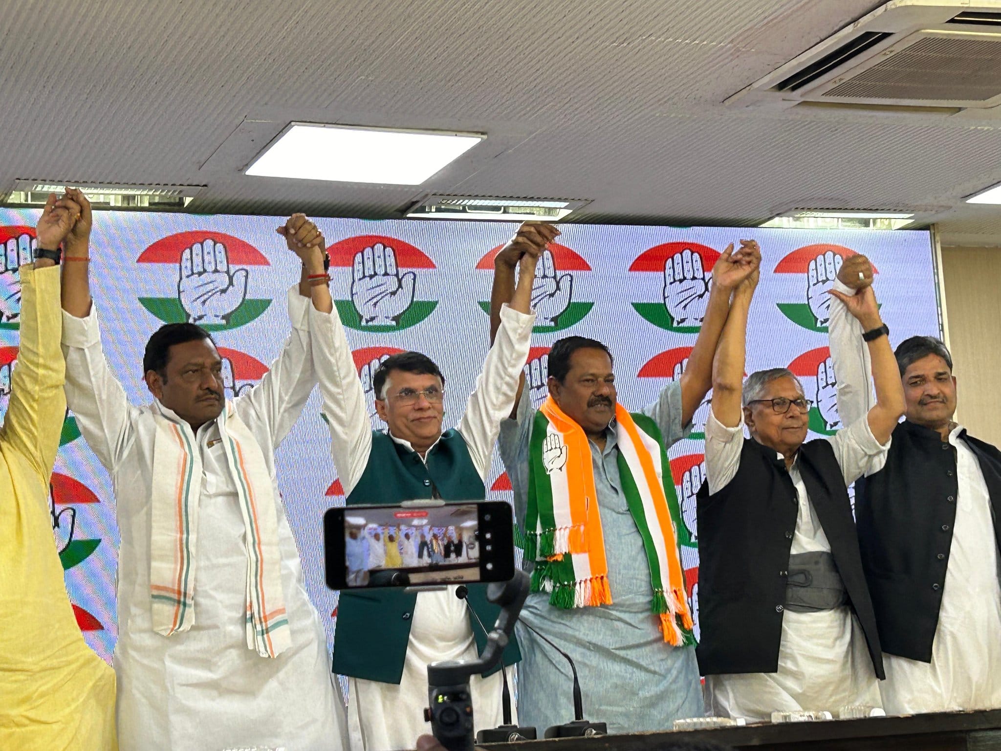 अजय निषाद अब मुजफ्फरपुर से कांग्रेस के टिकट पर उतरेंगे। दिल्ली में ली सदस्यता।