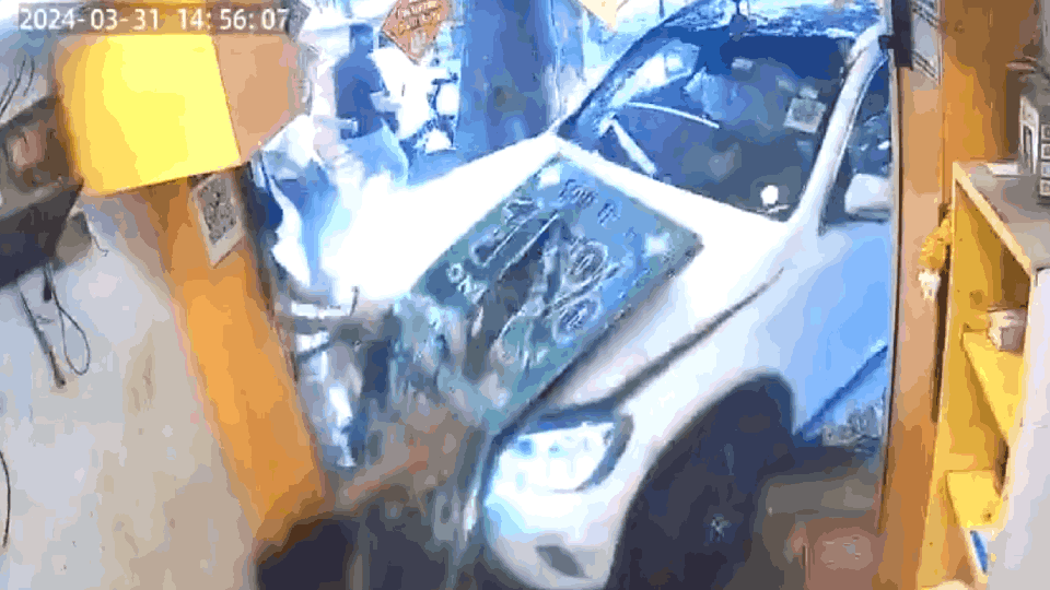 car rammed into Fateh Kachori seller shop on Rajpur Road Civil Line