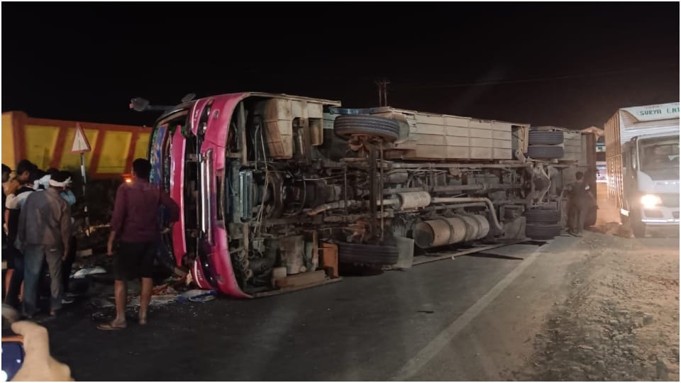 Bus overturns on Agra Delhi National Highway 44 25 passengers injured in accident Morena