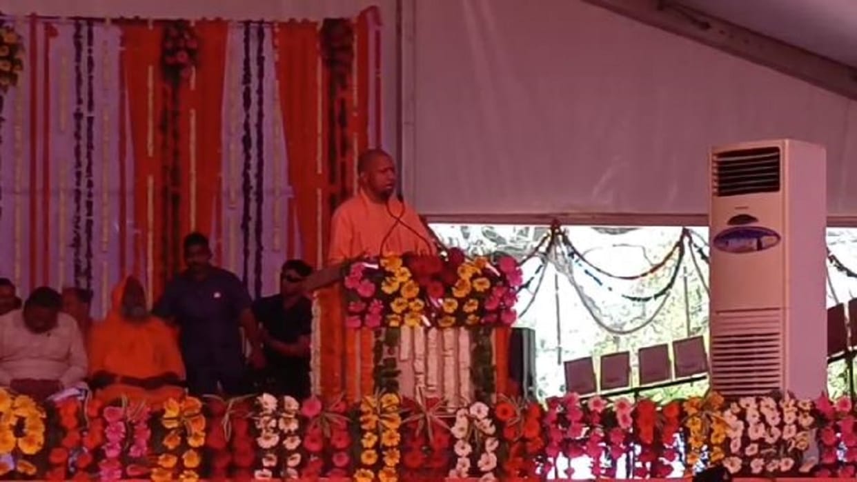 commando standing behind cm yogi gasped and fell down at stage in Pilibhit