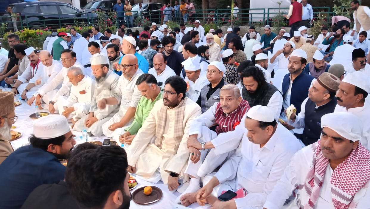Congress-SP alliance: Distance was kept from Holi Milan, SP leaders reached Congress office for Roza Iftar, Ak