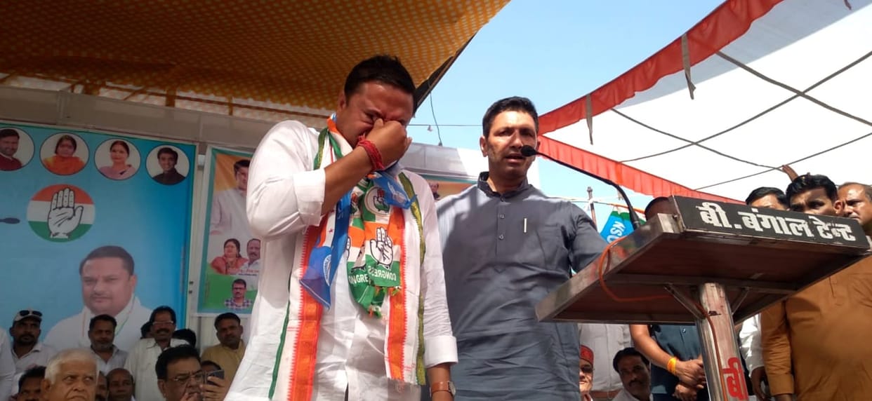 Congress candidate Tarwar Singh cried on the stage in the public meeting in Damoh