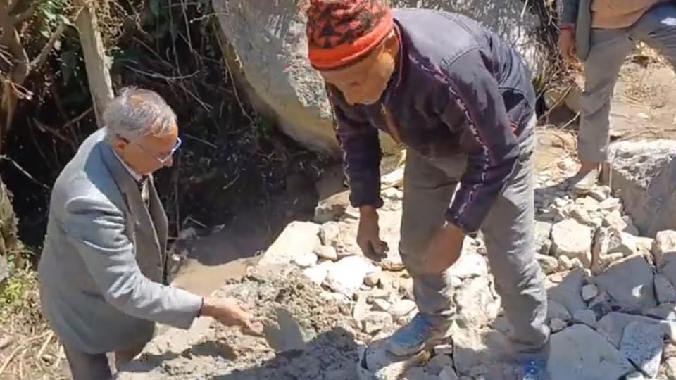 doda man built bridge in memory of his wife Government could not build it in 28 years villager built it in 6 d