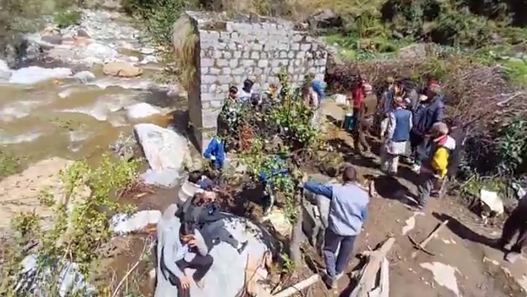 doda man built bridge in memory of his wife Government could not build it in 28 years villager built it in 6 d