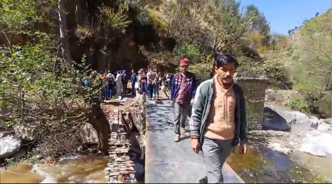doda man built bridge in memory of his wife Government could not build it in 28 years villager built it in 6 d