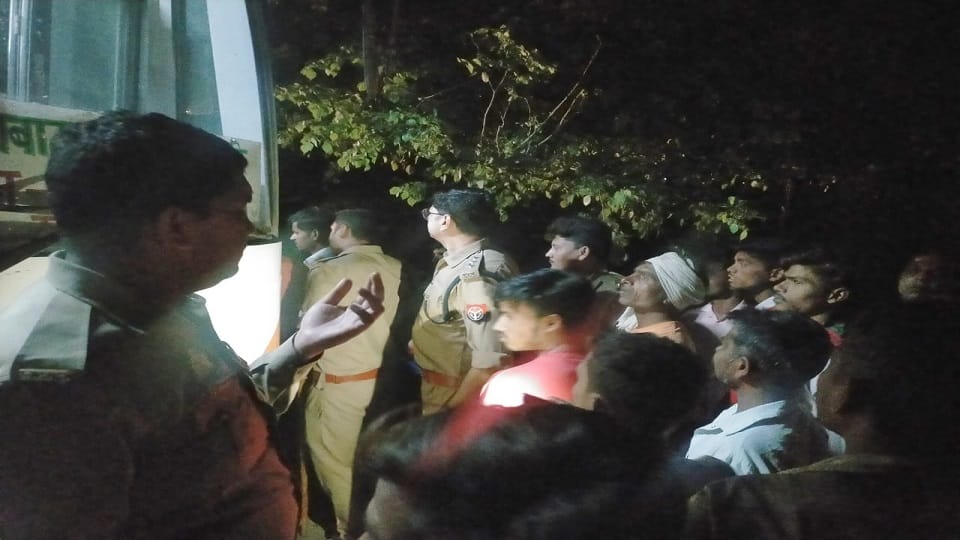 Mainpuri: High speed bus lost control and overturned, 20 people injured in the accident