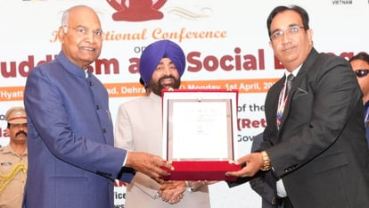 Dehradun: पूर्व राष्ट्रपति पहुंचे दून, बौद्ध धर्म और सामाजिक सहभागिता पर अंतर्राष्ट्रीय सम्मेलन में हुए शामिल Former President Ramnath Kovind reached Dehradun took part in International Conference on Buddhism