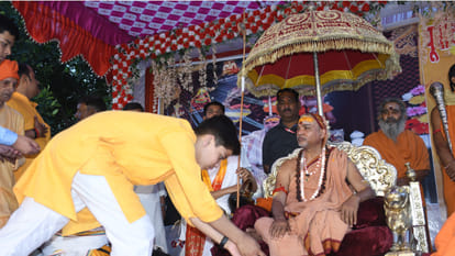 Disciples laid flowers on the path of Swami Avimukteshwaranand in gorakhpur
