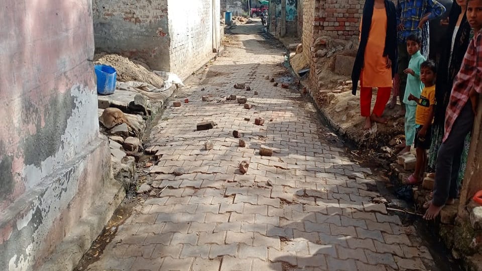 Fight between two brothers over tube well, stone pelting