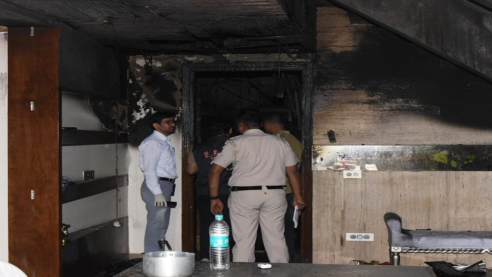 English Headline: Delhi Fire News: Two Girls Died After House Catches Fire in Sadar Bazar Area
