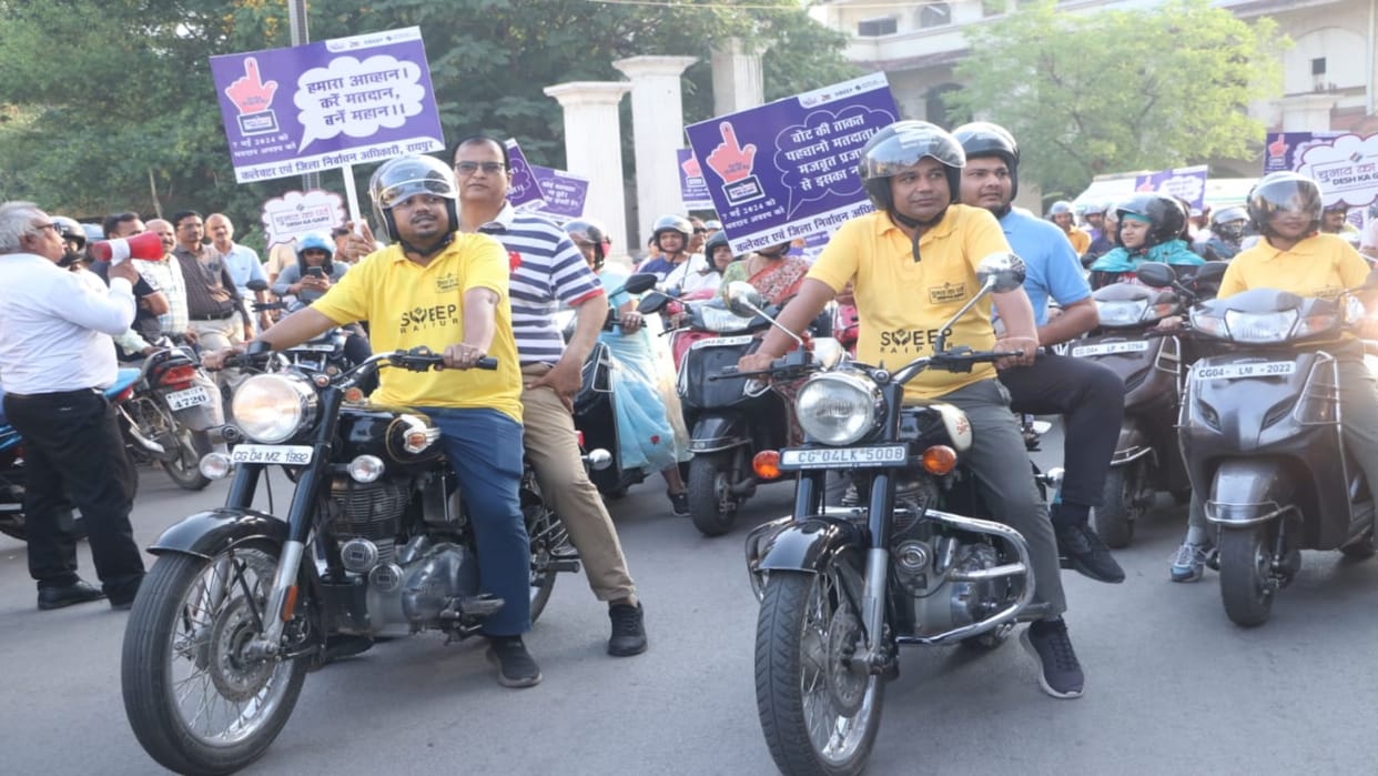 Raipur: District administration took out a bike rally to make people aware about 100 percent voting