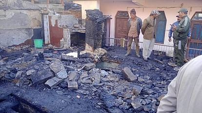 Massive fire broke out in a three storey house Chakrata Vikasnagar Dehradun Uttarakhand news in hindi
