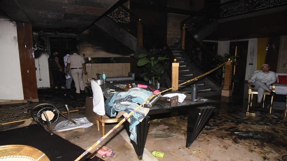 English Headline: Delhi Fire News: Two Girls Died After House Catches Fire in Sadar Bazar Area