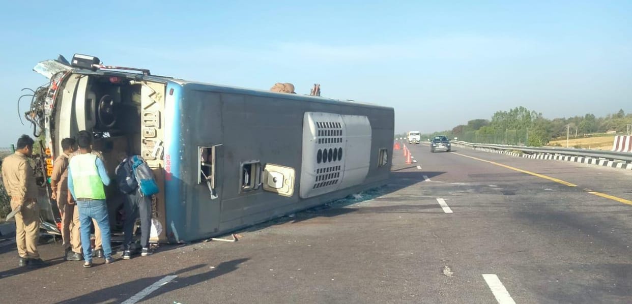 Hardoi Accident, Double decker bus went out of control and overturned, six injured and three referred