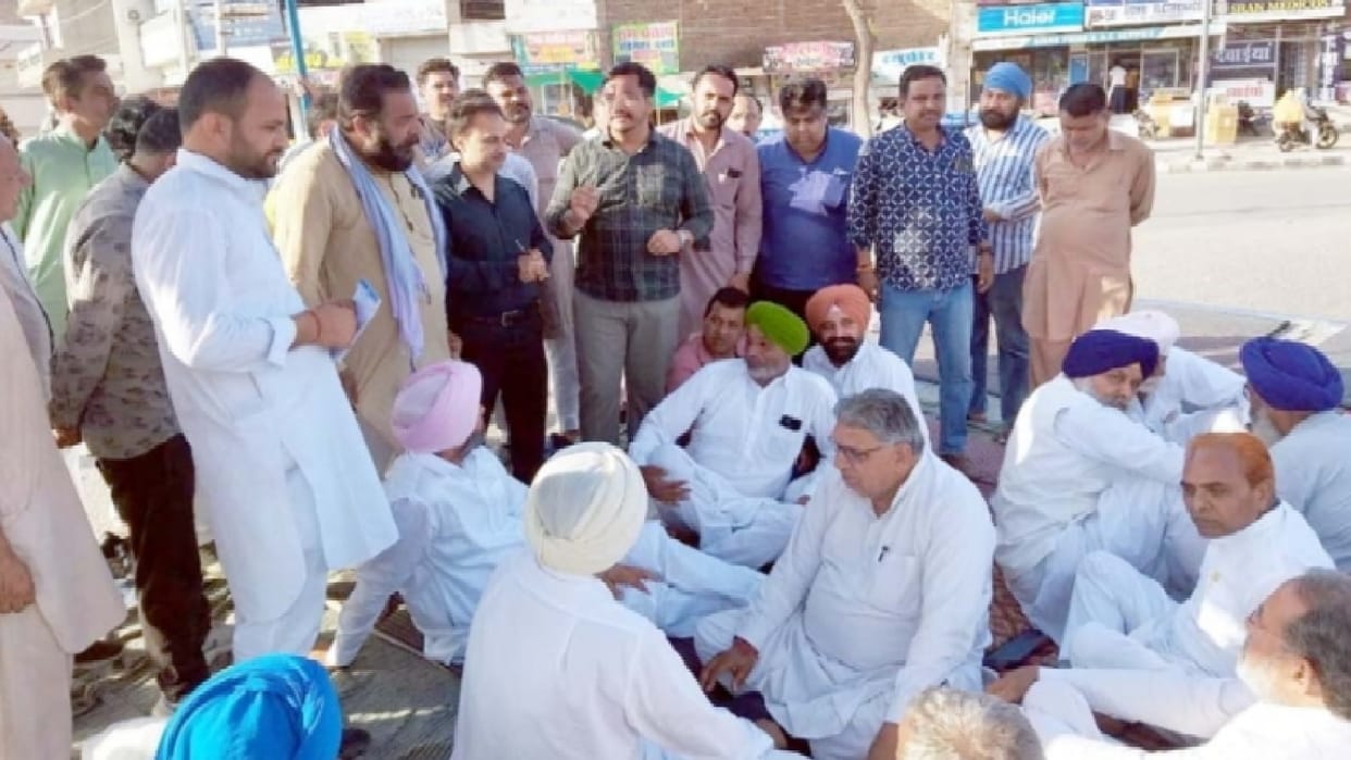 Police worked hard to open Bathinda Road in Sirsa, administration is appealing for help from traders