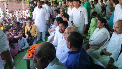 नामांकन के बाद सभा करते राजद नेता और कार्यकर्ता