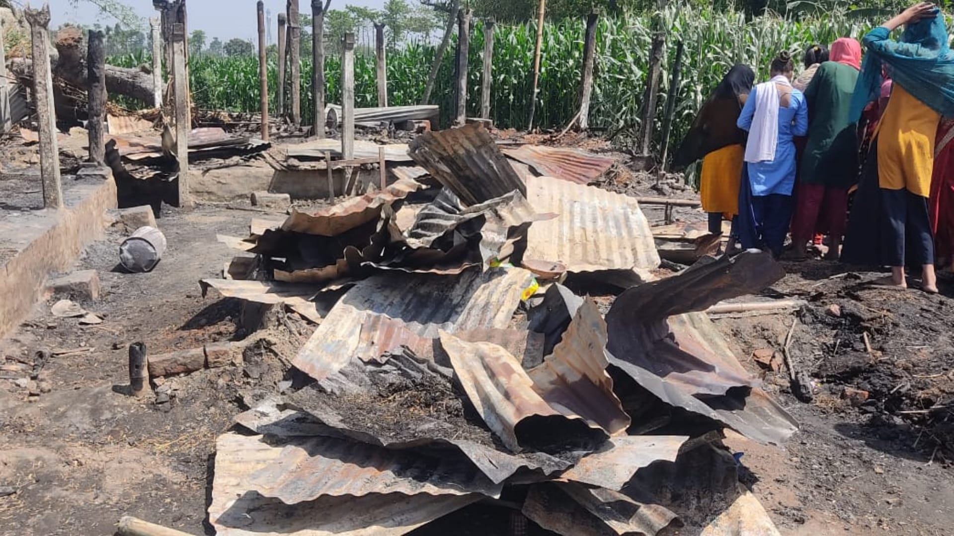 Madhepura: About 40 houses burnt to ashes due to sudden fire in Maheshua village, 1 girl died due to burning