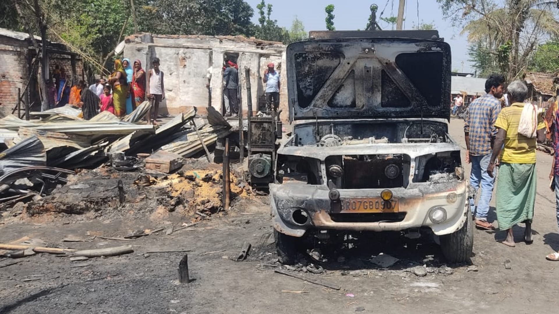 Madhepura: About 40 houses burnt to ashes due to sudden fire in Maheshua village, 1 girl died due to burning