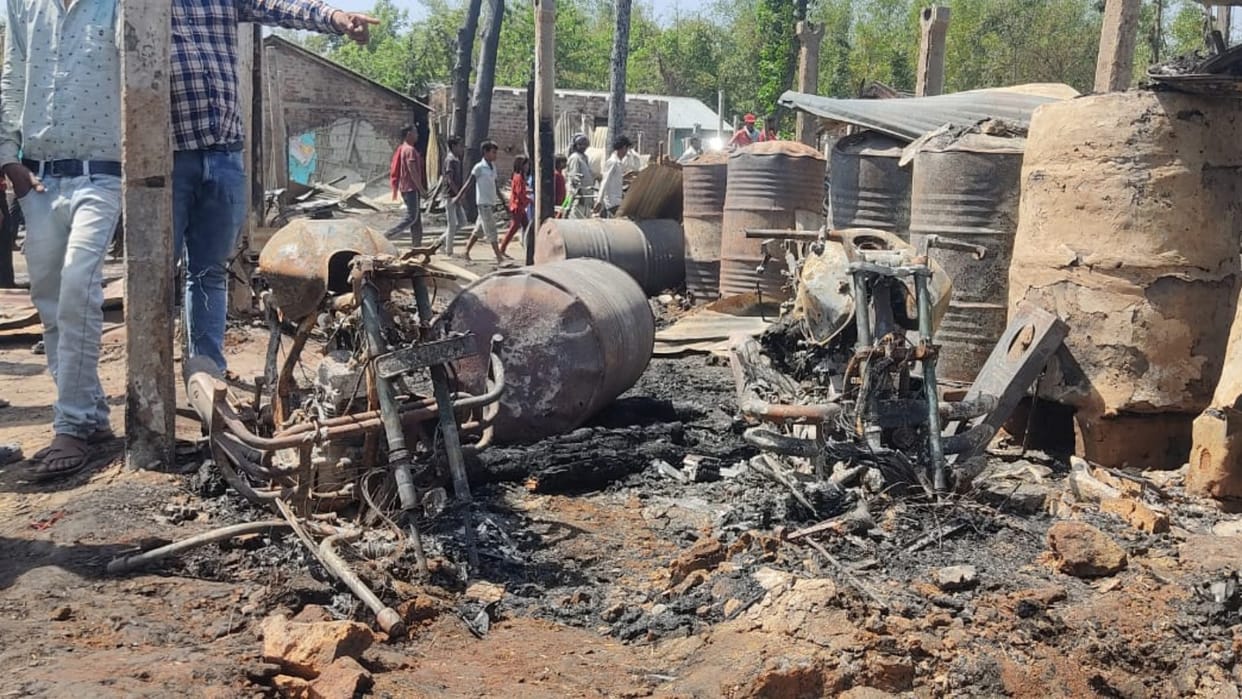 Madhepura: About 40 houses burnt to ashes due to sudden fire in Maheshua village, 1 girl died due to burning