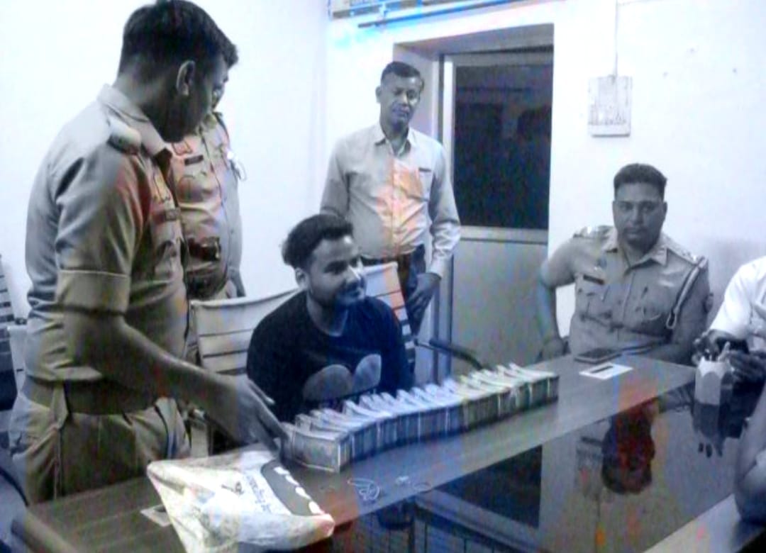 Magistrate recovered 10 lakh from a car during checking in Daurala of Meerut